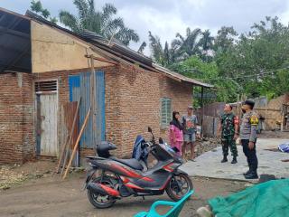Bhabinkamtibmas Polsek Stabat dan Babinsa Tinjau Rumah Warga yang Rusak Akibat Angin Kencang